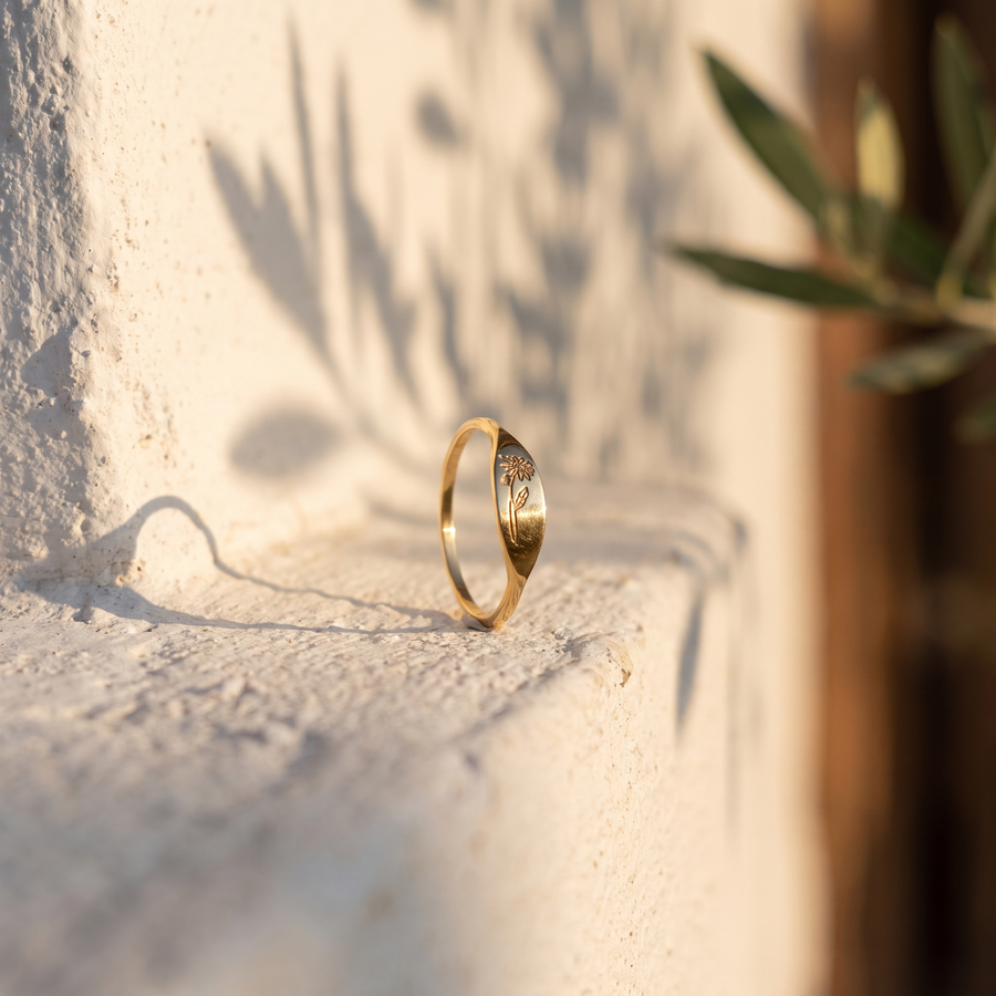 Birth Flower Signet Ring – Engraved Oval Signet