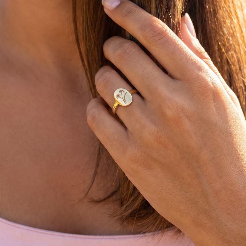 Birth Flower Signet Ring – Engraved Oval Signet